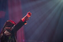 「大人はわかってくれない」を披露する柏木ひなた。