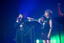 曲中にじゃれる柏木ひなた（左）と西山恵美子（右）。