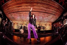 ドレスコーズ「the dresscodes TOUR2022『戀愛遊行』」大阪・ユニバース公演の様子。（撮影：森好弘）