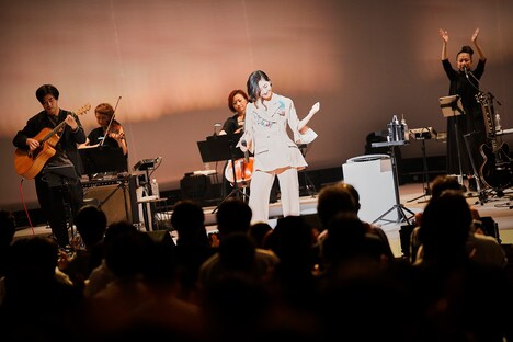 「坂本真綾LIVE 2022 “un_mute”」の様子。（写真提供：FlyingDog）