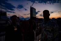 舐達麻がモデルを務める「Beats Flex『WACKO MARIA Leopard Limited Edition』」製品イメージ。