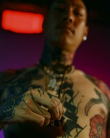 舐達麻がモデルを務める「Beats Flex『WACKO MARIA Leopard Limited Edition』」製品イメージ。