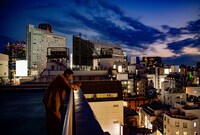 舐達麻がモデルを務める「Beats Flex『WACKO MARIA Leopard Limited Edition』」製品イメージ。