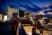 舐達麻がモデルを務める「Beats Flex『WACKO MARIA Leopard Limited Edition』」製品イメージ。