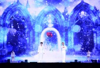 INIとNiziUのコラボステージの様子。