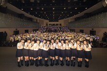 観客と記念撮影する≒JOY。(c)YOANI