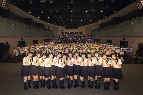 観客と記念撮影する≒JOY。(c)YOANI