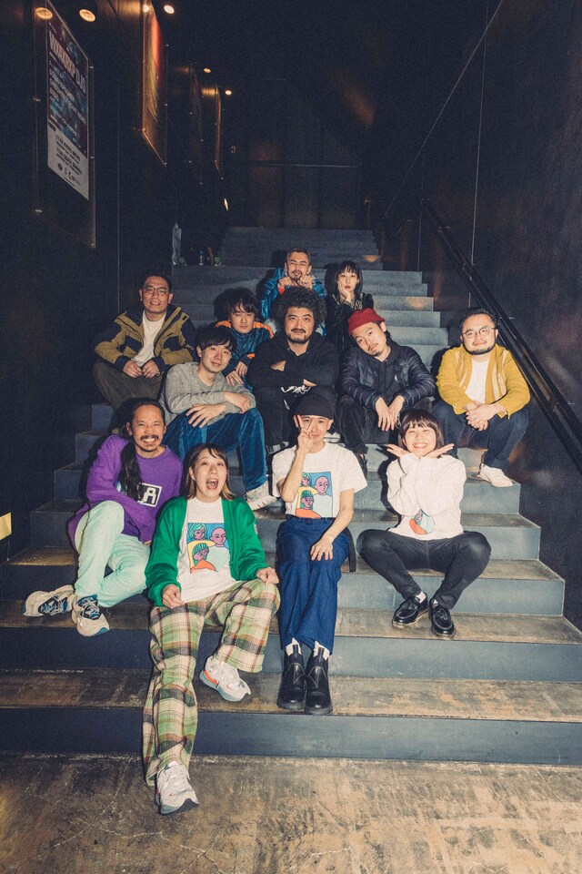 「Aマッソ＋KID FRESINO『QO』」東京公演で撮影された記念写真。