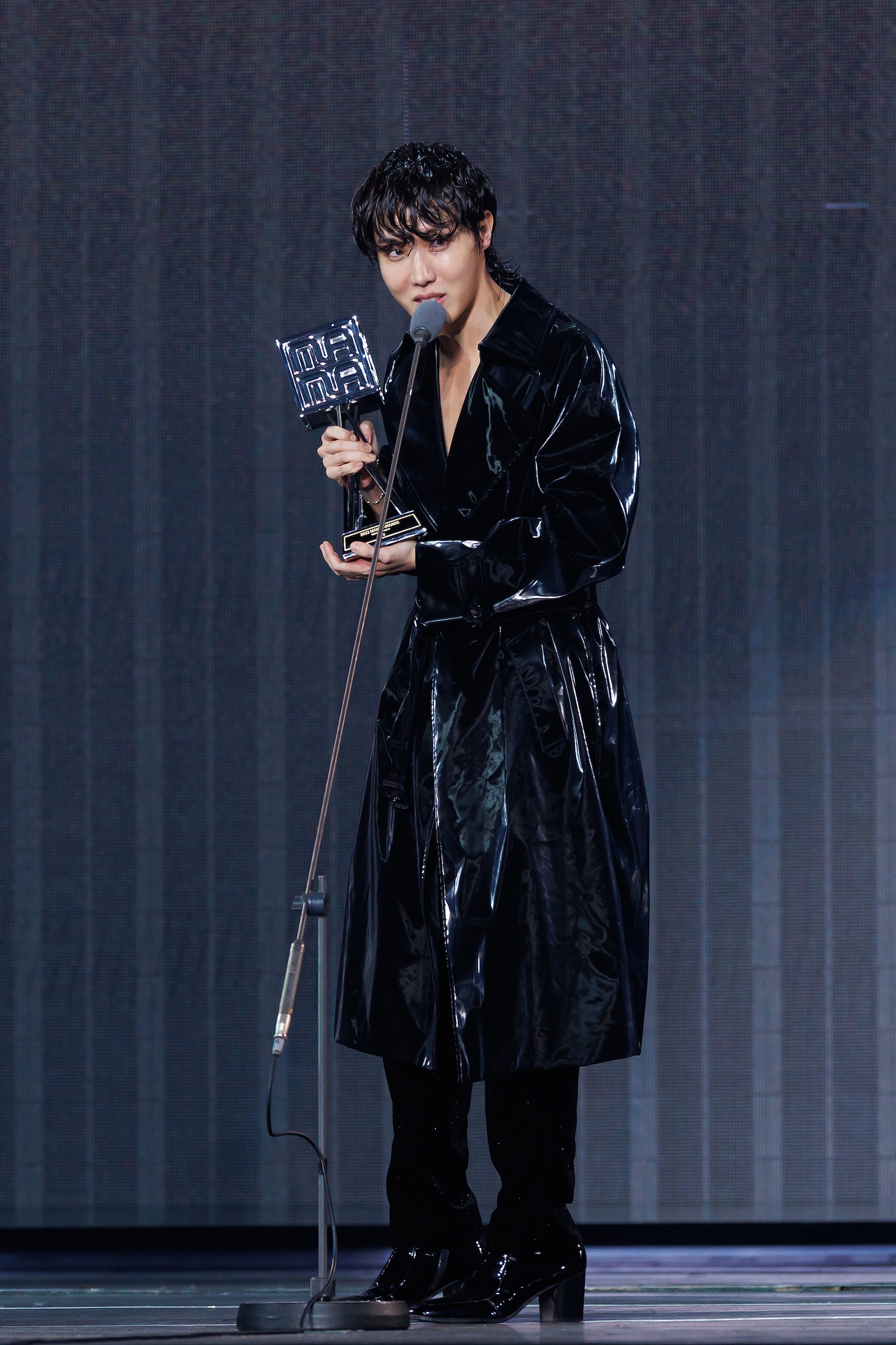 BTSを代表してトロフィーを受け取るj-hope。 (c)CJ ENM Co., Ltd, All Rights Reserved