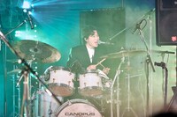 トヨシ（Dr, G）（撮影：白石達也）