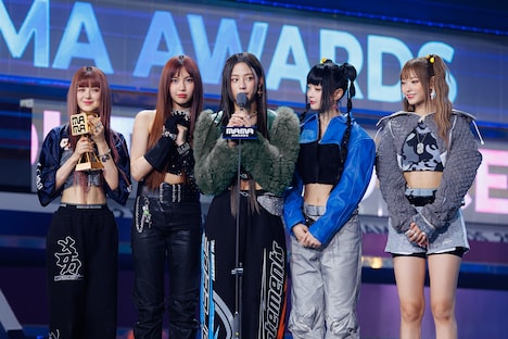 「Breakout Producer」を受賞したミン・ヒジンにメッセージを送るNewJeans。 (c)CJ ENM Co., Ltd, All Rights Reserved