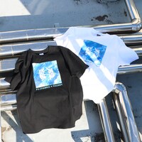 「ライブナタリー “フジファブリック × Vaundy”」オリジナルグッズのTシャツ。