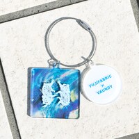 「ライブナタリー “フジファブリック × Vaundy”」オリジナルグッズのキーホルダー。