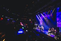 DESTINY 8のライブの様子。（撮影：関口佳代）