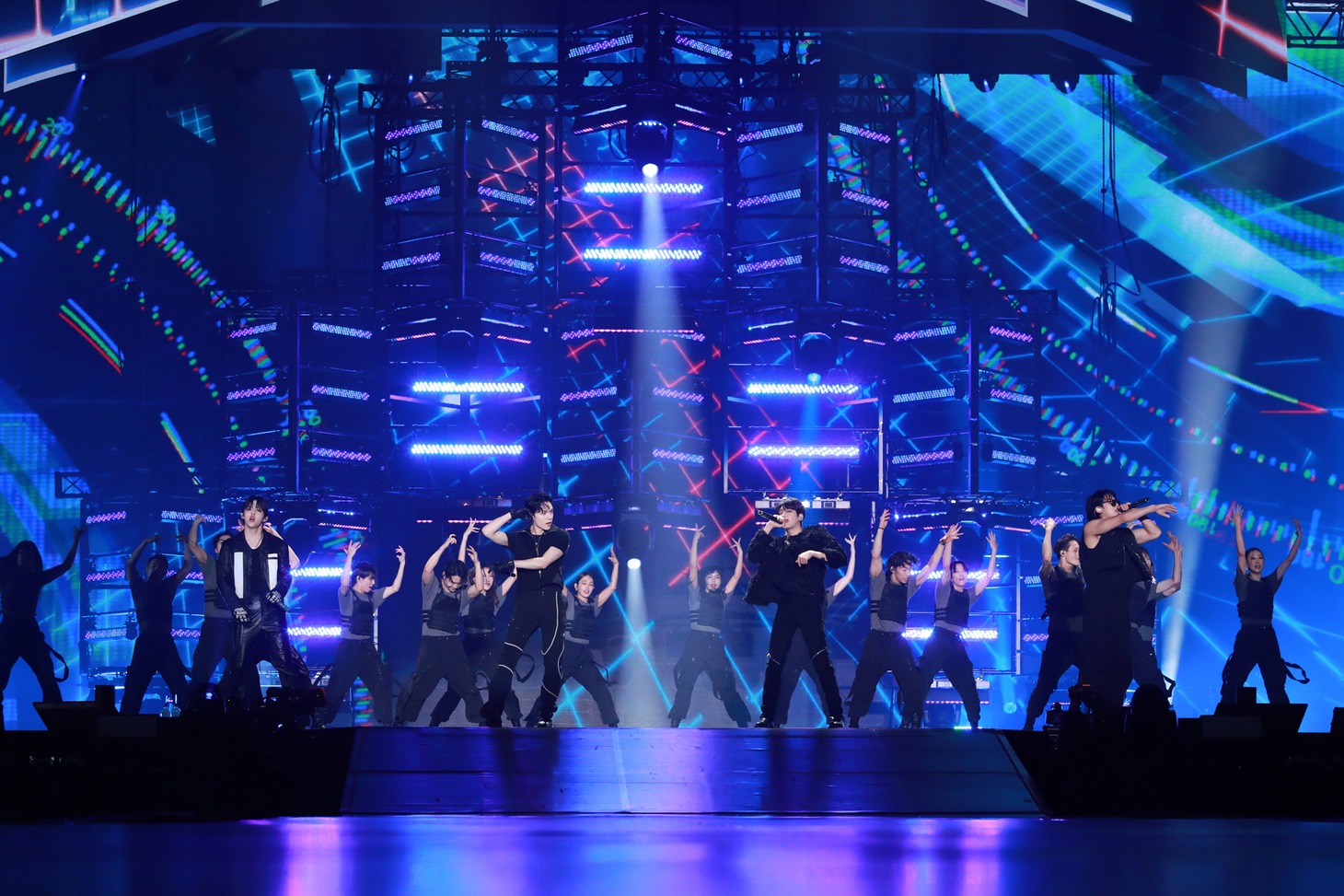 HIPHOP TEAMのステージ。 (P)&(C) PLEDIS Entertainment
