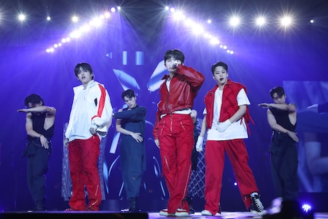 S.COUPS、WOOZI、HOSHIによる「CHEERS」のステージ。 (P)&(C) PLEDIS Entertainment