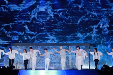 PERFORMANCE TEAMのステージ。 (P)&(C) PLEDIS Entertainment