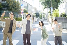 左からYONCE（Suchmos）、STUTS、三浦透子、butaji。