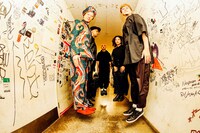 ジャンプするマハラージャン（左）。