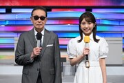 左からタモリ、鈴木新彩（テレビ朝日アナウンサー）。
