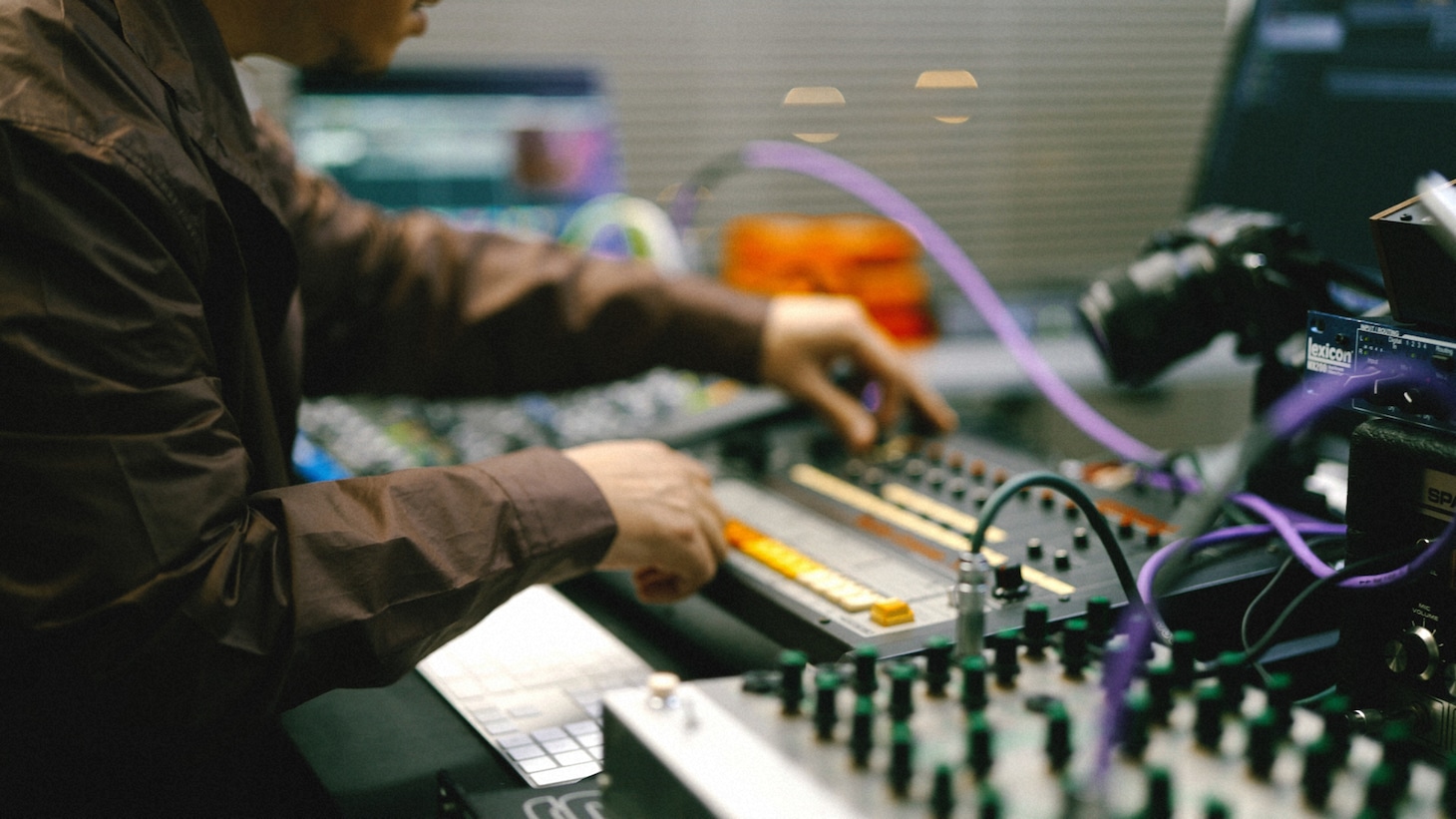 渋谷慶一郎がTR-808を使用する様子。（C）NHK