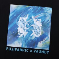 「ライブナタリー “フジファブリック × Vaundy”」オリジナルグッズのTシャツ。