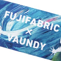 「ライブナタリー “フジファブリック × Vaundy”」オリジナルグッズのフェイスタオル。