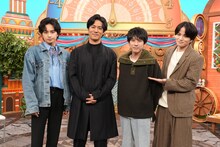 左から中島健人（Sexy Zone）、桐谷健太、二宮和也（嵐）、菊池風磨（Sexy Zone）。