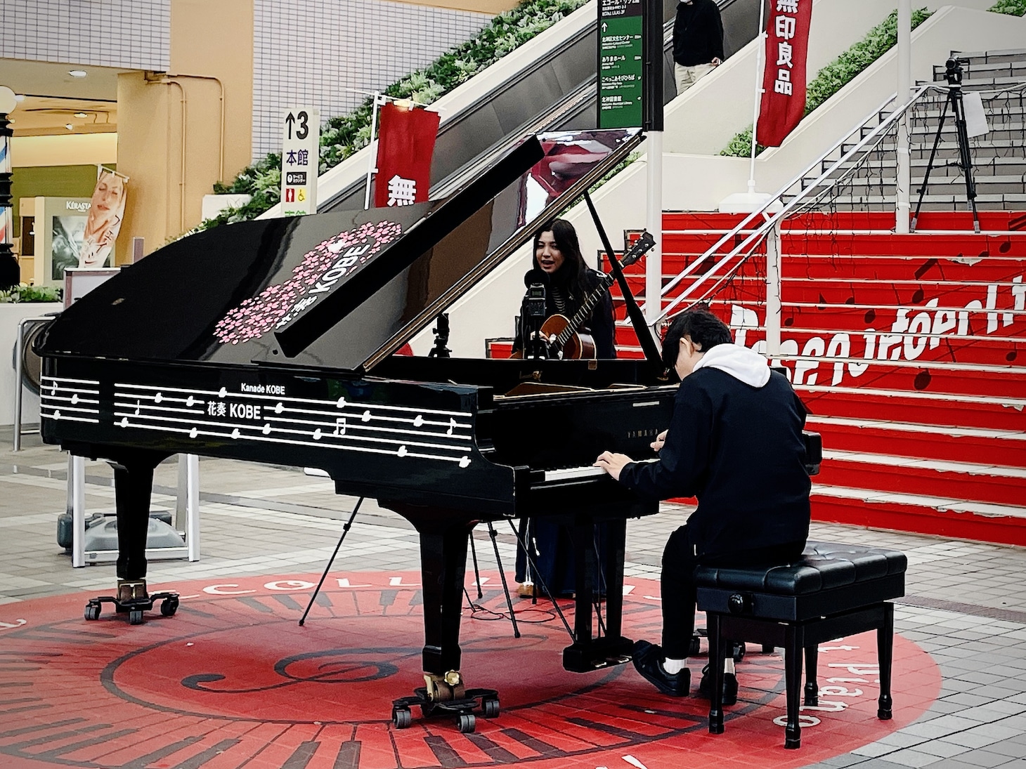 植田真梨恵「BEST OF LAZWARD PIANO -青い箱-」レコーディングの様子。