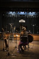 植田真梨恵「BEST OF LAZWARD PIANO -青い箱-」レコーディングの様子。