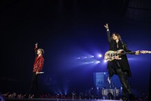 左からジェジュン、SUGIZO（LUNA SEA、X JAPAN）。