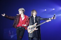 左からジェジュン、SUGIZO（LUNA SEA、X JAPAN）。