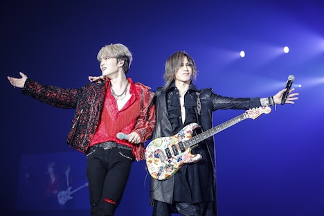 左からジェジュン、SUGIZO（LUNA SEA、X JAPAN）。
