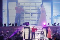 左からジェジュン、中島美嘉。