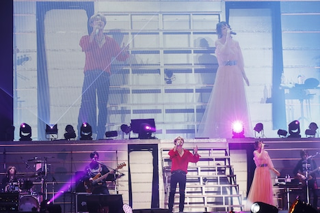 左からジェジュン、中島美嘉。