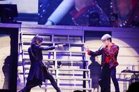 左からSUGIZO（LUNA SEA、X JAPAN）、ジェジュン。