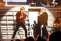 左からジェジュン、HYDE。