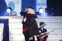 ハグをするジェジュンとHYDE。