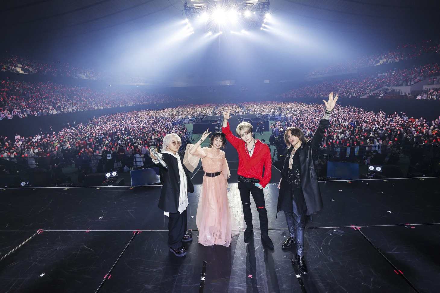 左からHYDE、中島美嘉、ジェジュン、SUGIZO（LUNA SEA、X JAPAN）。