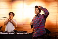 左からSTUTS、KMC。（撮影：曽我美芽）