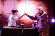 左からSTUTS、KMC。(撮影:曽我美芽)