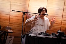 配信視聴者に手を振るSTUTS（撮影：曽我美芽）