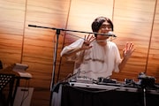 配信視聴者に手を振るSTUTS(撮影:曽我美芽)
