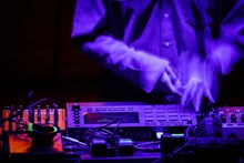 MPCを叩くSTUTS。（撮影：曽我美芽）