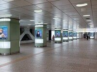 新宿駅に掲示された「#JO1へ想いよ届け」屋外広告。