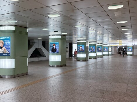 新宿駅に掲示された「#JO1へ想いよ届け」屋外広告。