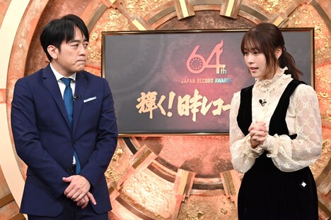 安住紳一郎アナウンサー（左）の話を遮る練習を報道陣の前で披露する有村架純（右）。