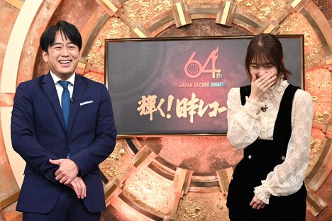 練習を披露し、笑みを浮かべる安住紳一郎アナウンサーと有村架純。