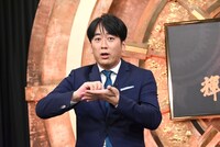 大賞発表の封筒がなかなか開けられなかった思い出をジェスチャー付きで話す安住紳一郎アナウンサー。