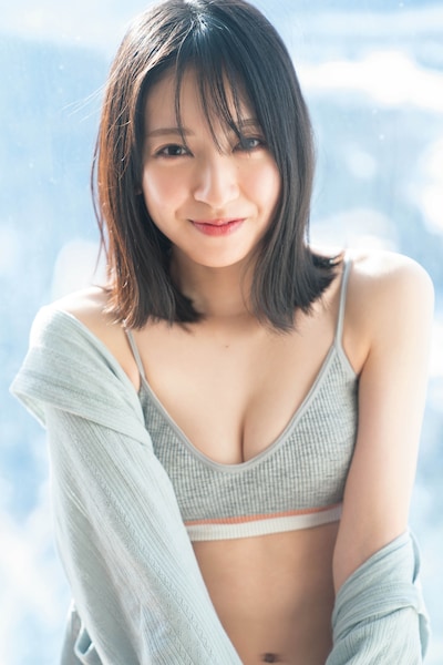 金村美玖（日向坂46）1st写真集「羅針盤」より、北海道・トマムのホテルで撮影された1枚。
